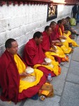 Moines mandiants devant le Jhokang
