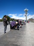 Pelerins devant le Potala